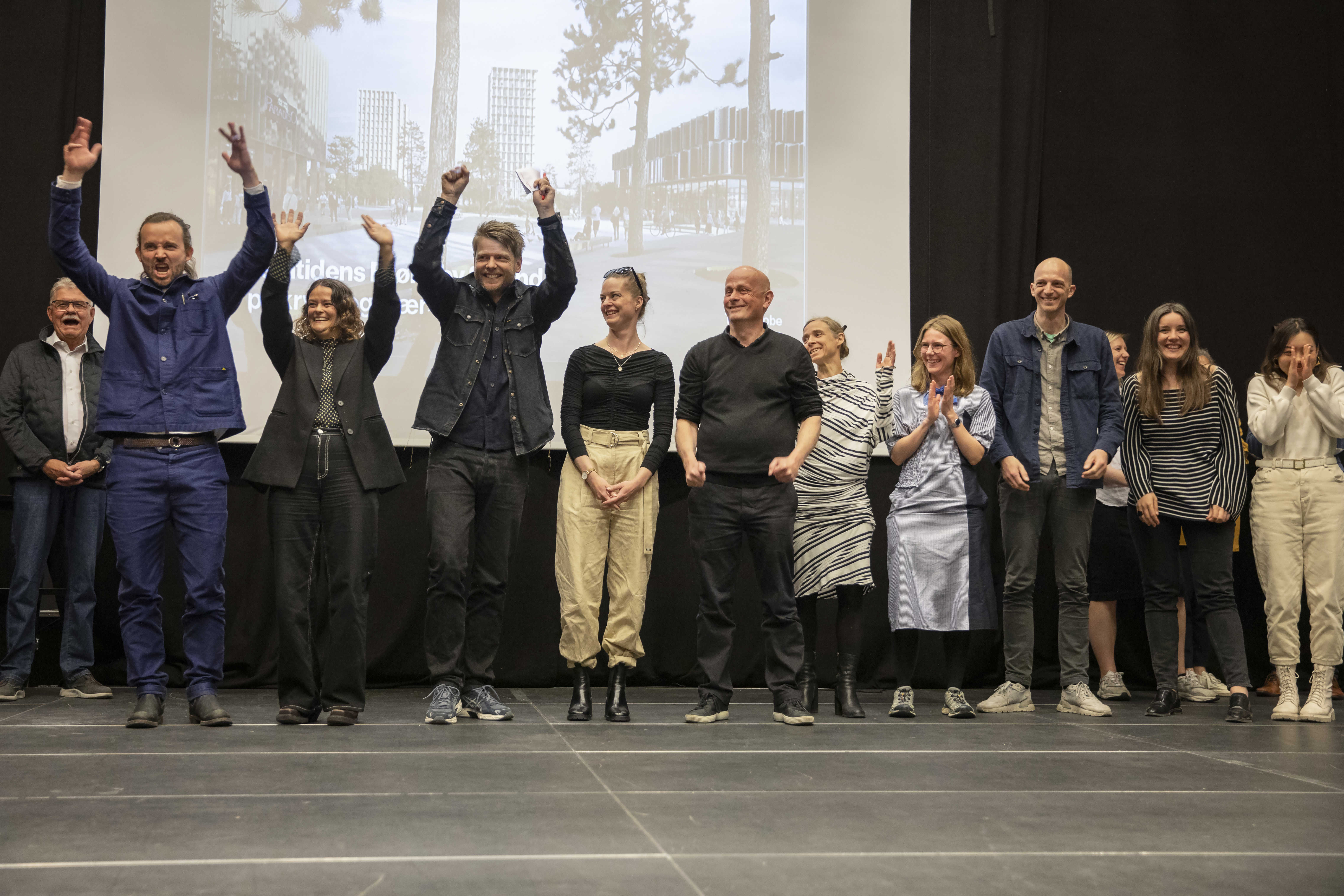 Repræsentanter fra Team Cobe jubler på scenen i Brønden.