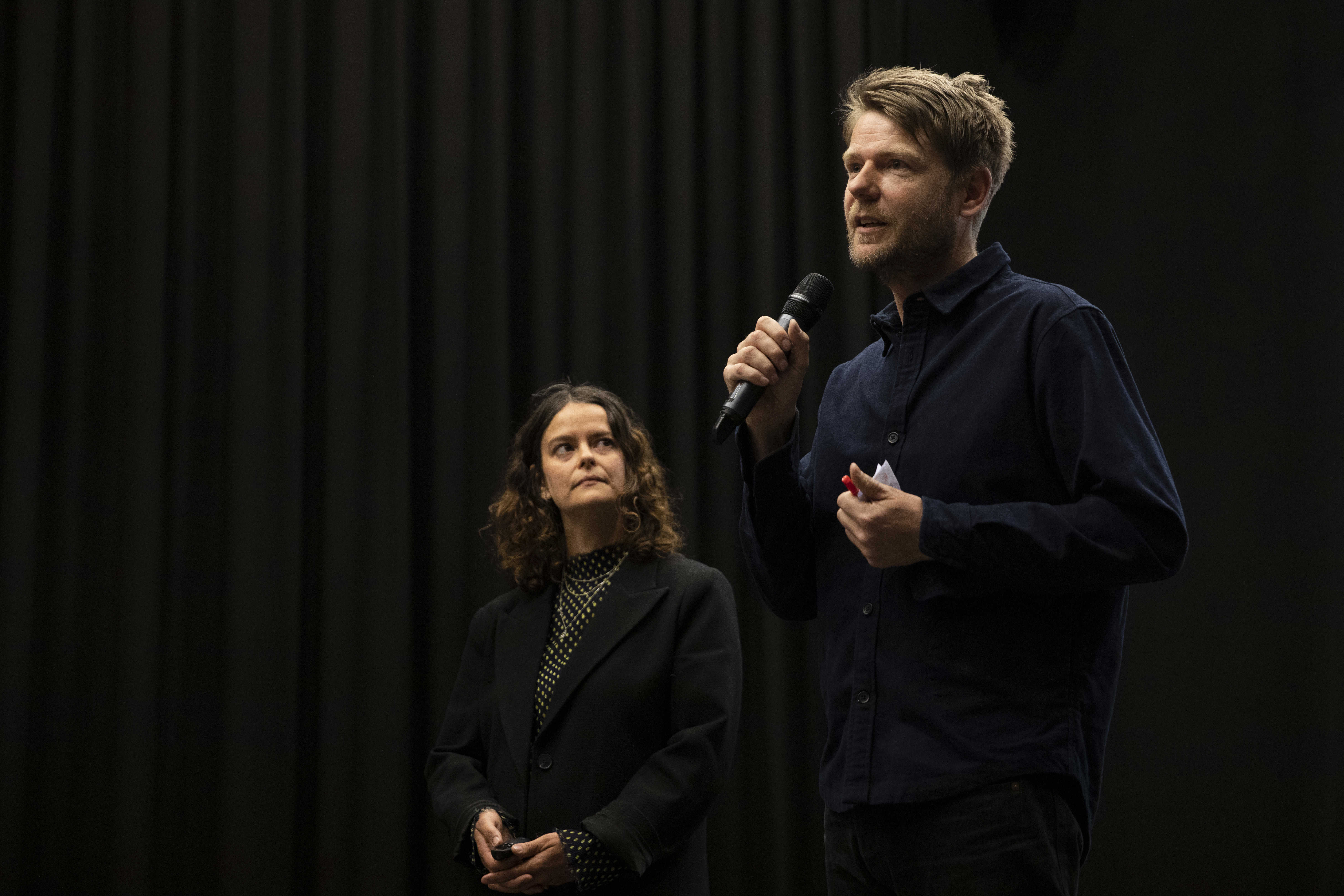 Repræsentanter fra Team Cobe præsenterer på scenen i Brønden.